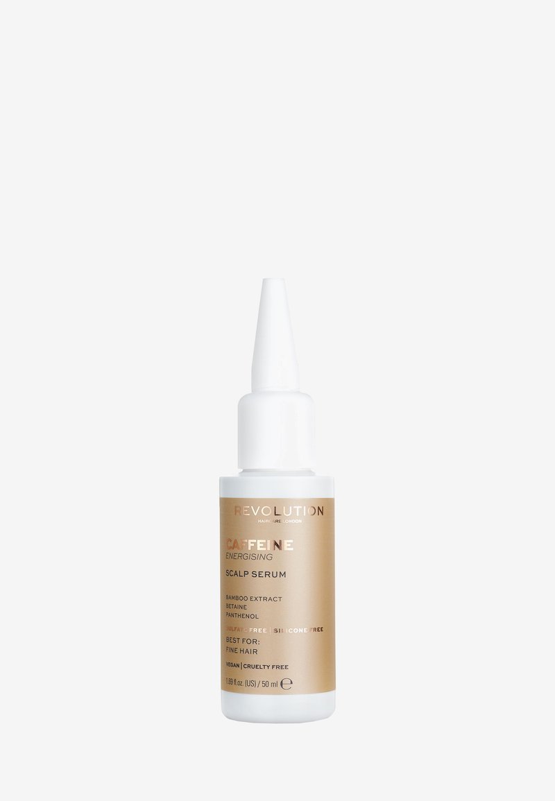 Cafèïne energiserend hoofdhuidserum in een witte plastic fles met een puntige tuit. Gouden label met productdetails en aantekeningen over vegan en diervriendelijkheid.