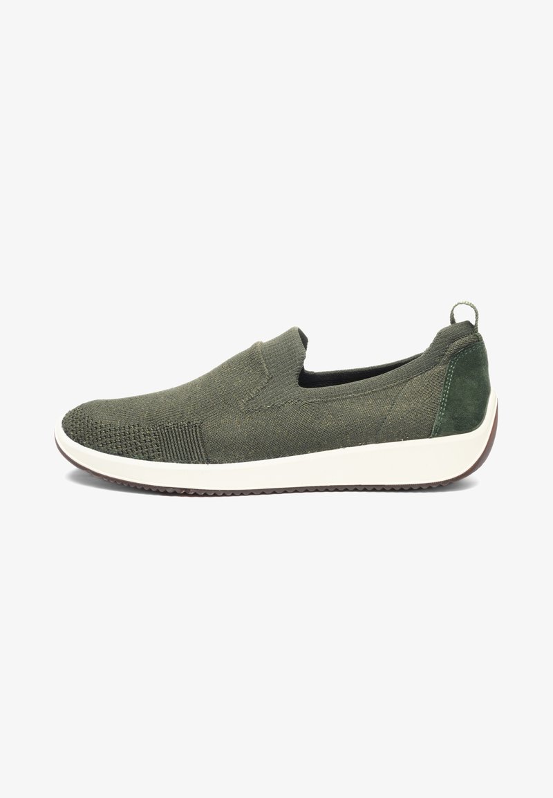 Flacher olivgrüner Slipper-Sneaker mit gestricktem Obermaterial, weißer Sohle und Wildleder-Fersenschlaufe, entworfen für den Freizeitgebrauch.
