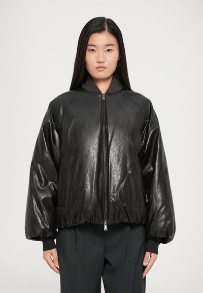 Schwarze Bomberjacke mit glänzender Oberfläche, Rippkragen und elastischem Bund. Verfügt über einen Reißverschluss und lässige, übergroße Ärmel.