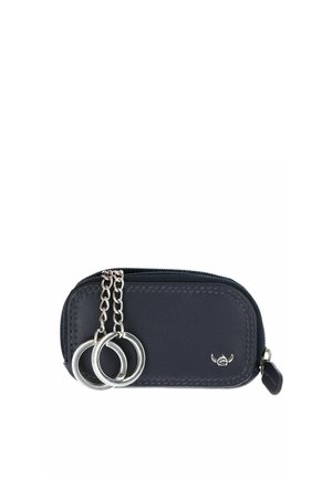 Petit porte-clés en cuir noir avec fermeture éclair argentée, deux anneaux clés argentés attachés par des chaînes et un petit logo argenté sur le devant.