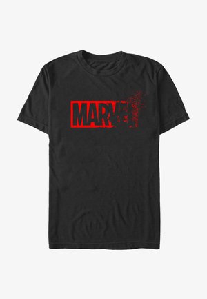 Černé bavlněné tričko s výrazným, opotřebovaným červeným potiskem "MARVEL" přes hruď ve velkém blokovém písmu.