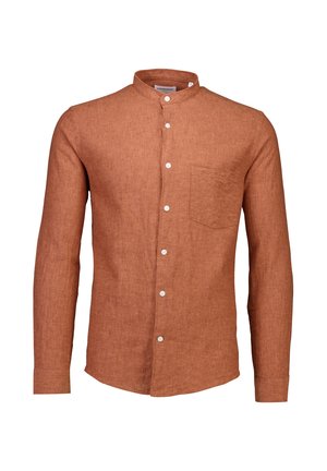 Langærmet, rustfarvet linnedskjorte med ståkrave, forlommer og hvide knapper. Glat tekstur med et minimalistisk design.