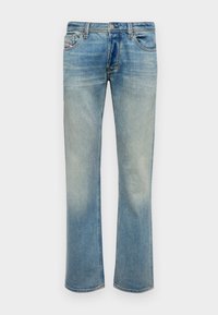 Jeans de denim azul claro com um design de perna reta, apresentando dois bolsos frontais, um cós com botão e desbotamento sutil.