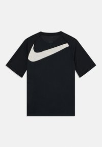Must Nike lühikeste varrukatega t-särk, mille rinnal on suur kreemikas valge Swoosh-logo. Ülemises osas on võrgutekstuur.