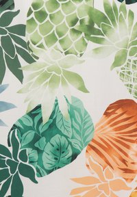 Stoff mit einem tropischen Muster aus verschiedenen grünen Blättern und Ananas in den Farbtönen Grün, Orange und Gelb auf weißem Hintergrund.