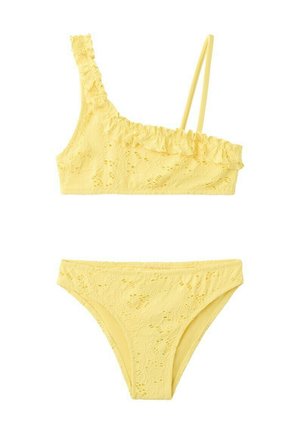 Ensemble bikini en dentelle jaune avec un haut asymétrique comportant une bretelle épaisse à volants et une bretelle fine, accompagné d'un bas assorti à taille haute.