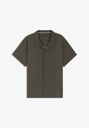 Chemise à manches courtes boutonnée avec motif géométrique noir et beige, col à l'italienne, et petite étiquette BOSS sur le bas côté.