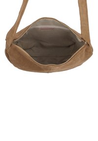 Semišová kabelka přes rameno ve světle hnědé barvě, s horním zipem, prostornou hlavní kapsou s hladkou látkovou podšívkou a jedním ramenním popruhem.