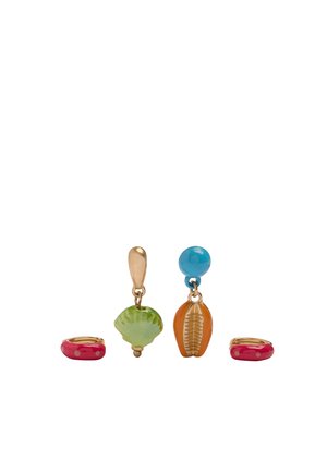 Asymetryczne kolczyki z złotymi akcentami; jeden ma zielony wisiorek w kształcie muszli, drugi pomarańczowo-niebieski wisiorek muszelkowy; czerwone i złote pierścienie po bokach.