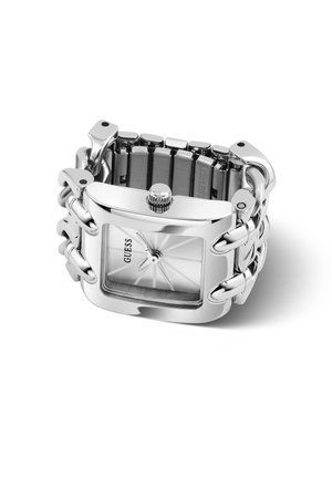 Montre-bracelet Guess argentée avec un cadran rectangulaire, un bracelet métallique à maillons et un cadran minimaliste sans chiffres, montrée en angle sur un fond blanc.