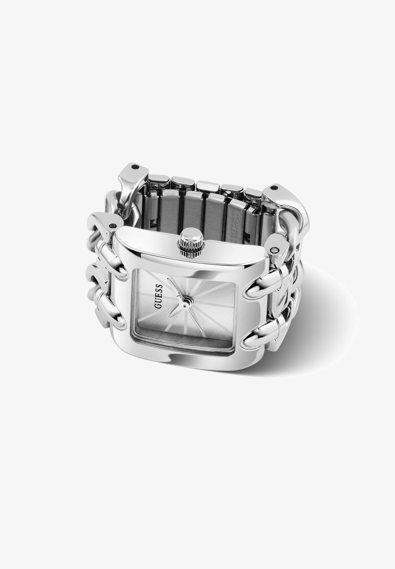 Montre-bracelet Guess argentée avec un cadran rectangulaire, un bracelet métallique à maillons et un cadran minimaliste sans chiffres, montrée en angle sur un fond blanc.