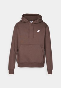 Brauner Kapuzenpullover aus Baumwollmischung. Mit einer Fronttasche und dem weißen Nike-Logo auf der linken Brust. Standardpassform mit gerippten Bündchen.