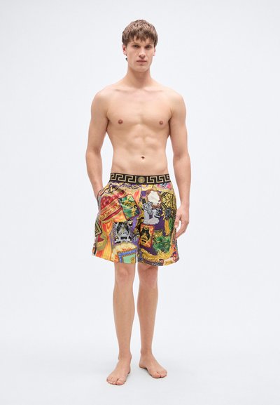 Ανδρικά μαγιό βερμούδα με ζωντανό, πολύχρωμο σχέδιο που περιλαμβάνει διάφορα μοτίβα. Ελαστική μέση με διακοσμητική μαύρη λεπτομέρεια ελληνικού κλειδιού.