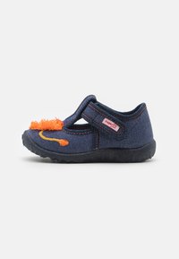 Modré látkové topánky s oranžovými akcentmi a textúrovaným, frážkovým dizajnom. Velcro páska pre bezpečné uchytenie. Flexibilná gumová podrážka.
