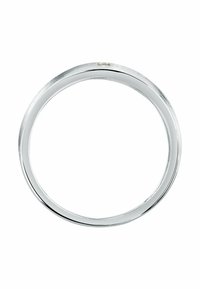 Silverfärgad metallring med en slät, polerad yta och en liten klar ädelsten på ena sidan. Har en rund, minimalistisk design.