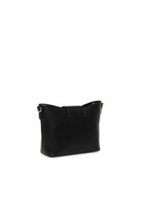 Zwarte leren tas met een gestructureerde vorm, voorzien van een klep-sluiting, zijringen als accent en een gladde matte textuur.