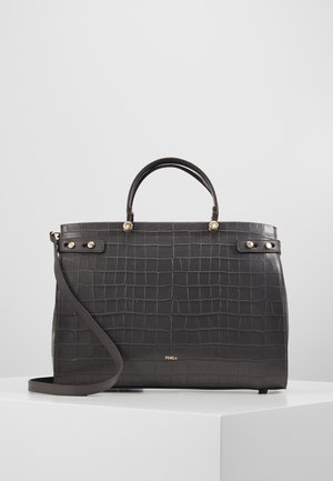 Dunkelbraune Handtasche mit Krokodilstruktur, oberen Griffen, abnehmbarem Schulterriemen und kleinem goldenen Logo auf der Vorderseite.