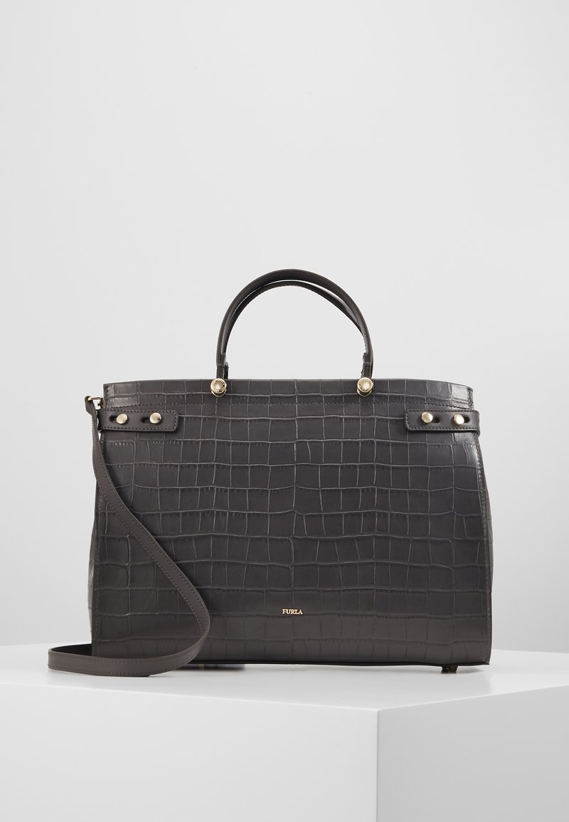 Sac à main marron foncé à texture crocodile, avec poignées supérieures, bandoulière amovible et petit logo doré à l'avant.