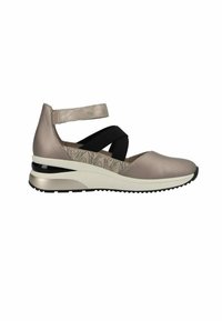 Chaussure en cuir taupe clair avec une sangle élastique noire, semelle ergonomique et panneau à motifs. Présente un petit talon et des accents texturés.