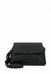 Zwarte leren crossbodytas met een gestructureerde afwerking, klepsluiting en verstelbare riem. Voorzien van een zilveren sluiting en minimale branding.