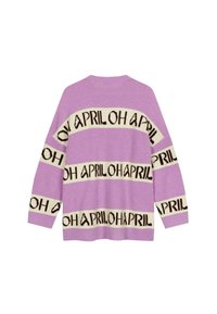 Pull lilas à manches longues, avec des rayures horizontales blanches et marron, arborant le texte "AVRIL OH AVRIL" tricoté dans le design.
