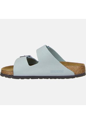 Himmelblaue Birkenstock-Sandalen aus weichem Leder mit einer verstellbaren Metall-Schnalle, Korkfußbett und strukturierter Gummisohle.