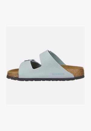 Himmelblaue Birkenstock-Sandalen aus weichem Leder mit einer verstellbaren Metall-Schnalle, Korkfußbett und strukturierter Gummisohle.
