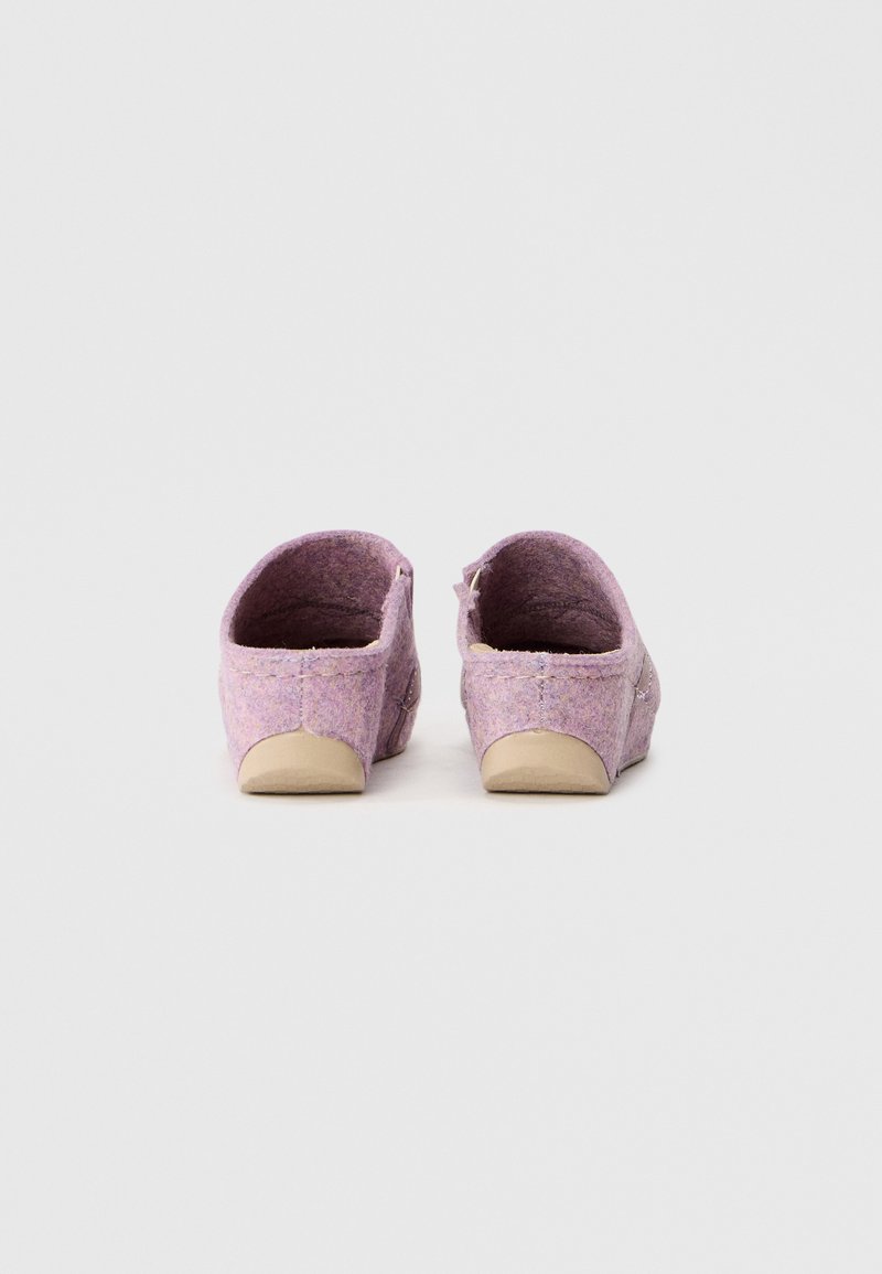 Lila Filzclogs mit strukturiertem Finish, abgerundetem Hinterteil und einer hellbraunen Sohle. Einfaches Design ohne sichtbare Hardware oder Akzente.