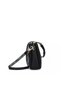 Borsa a mano in pelle nera con finitura testurizzata, hardware dorato e tracolla a motivo. Presenta una chiusura con zip e una forma strutturata.