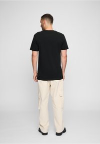 Mister Tee BALLIN HARD 1991 TEE  L - Apdrukāts T-krekls - black