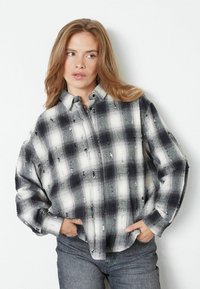 CHECK - Bluza s gumbima - black