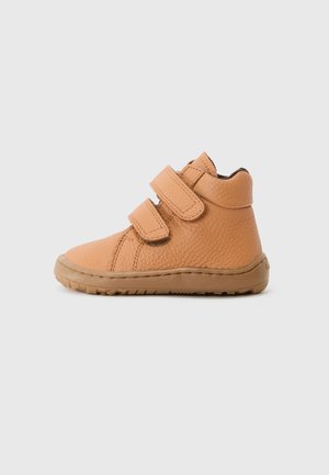 Toddler sko i tan-farve med højt skaft, to velcrolukninger og tekstureret sål, vist i venstre sideprofil på hvid baggrund.