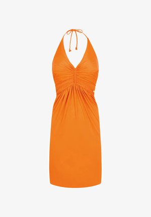 Vestido naranja brillante con cuello halter, busto fruncido, lazos trenzados y detalles ajustados en la cintura, de largo hasta la rodilla con tela suave.