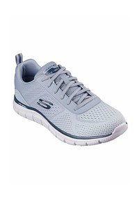 Zapatilla deportiva de color gris claro con parte superior de malla transpirable, diseño texturizado, punta redonda, cierre de cordones y suela acolchada acentuada por una franja oscura.