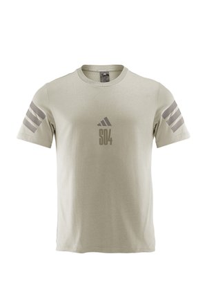 Lys beige kortærmet T-shirt med Adidas-logo, “S04”-tekst på brystet og tre grå striber på hvert ærme.