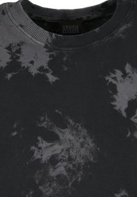 Tumehall crewneck-pluus mustade ja heledamate hallide tie-dye mustrite ning sooniku kraega, millel on Urban Classics silt kaeluse sees.