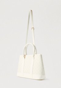 Geantă albă structurată cu două mânere și o curea de umăr reglabilă, prezentând detalii subtile cu model pe material.