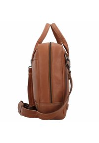 Bruine leren tas met een rechthoekige vorm, bovenhandvatten, zijband en een ritssluiting. Gladde textuur met zichtbare stiksels.