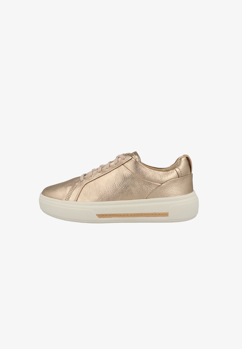 Metallic roségoldene Sneaker mit strukturiertem Obermaterial, weißer Gummisohle und hellrosa Schnürsenkeln. Auffälliger beige Akzent an der Seite.
