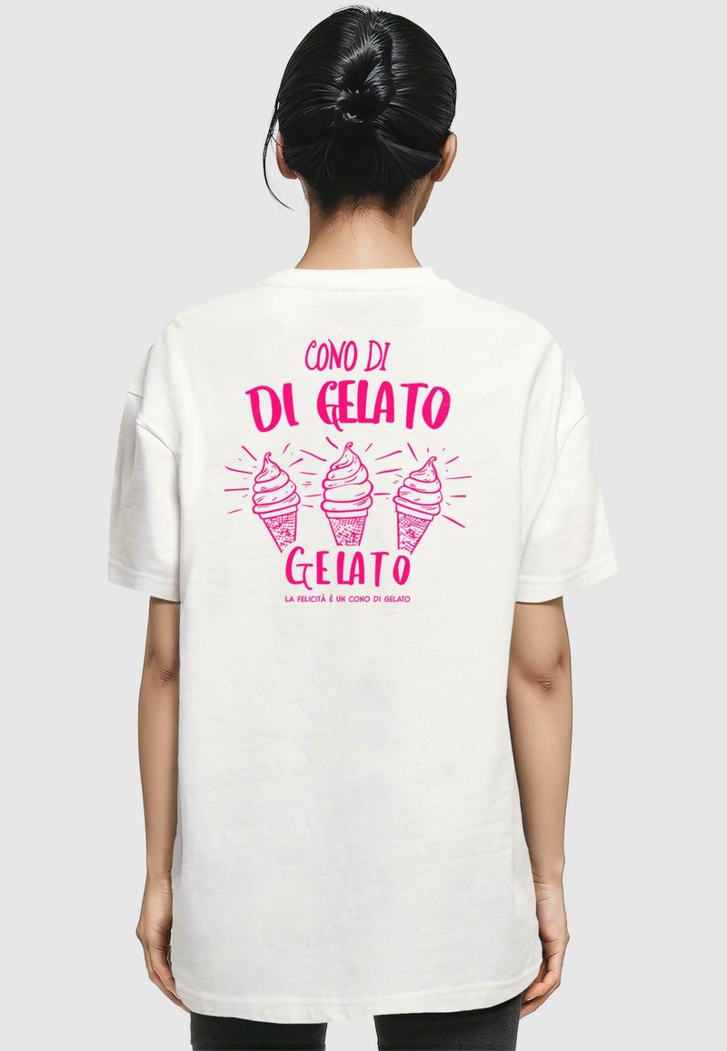 T-shirt en coton blanc avec un design graphique rose de cônes de glace et un texte en italien, à coupe ample et décontractée, avec des manches courtes.