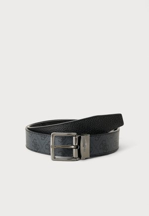 Sort og gråt designerbælte med metalspænde, med et subtilt monogrammønster langs remmen.