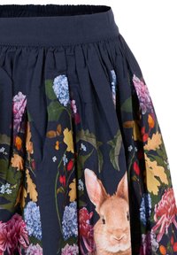 Gonna floreale in cotone blu scuro; presenta una grafica di coniglio con fiori vivaci in rosa, blu e giallo, e una vita elasticizzata arricciata.
