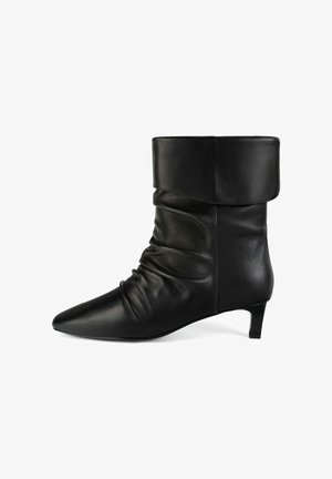 Sort læder støvle til midt på læggen med foldet manchet, spids tå, rynket skaft og lav kitten hæl på hvid baggrund.