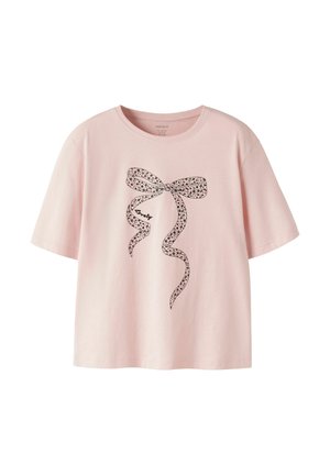 T-shirt rose clair à manches courtes avec un motif de nœud floral noir et le mot "lovely" au centre devant.