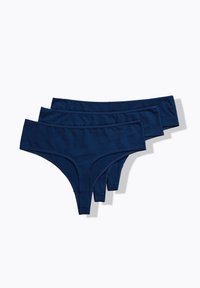 Set van drie donkerblauwe katoenen bikini-onderbroeken met een gladde textuur, elastische taillebanden en een eenvoudig ontwerp. Geen patronen of versieringen.