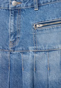Denim mini krilo z naborkom, svetlo modre barve, vidno šivanje in stransko žepek z zlatim zadrgo.