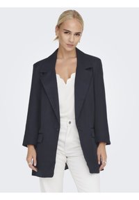 Blazer blu navy con un design strutturato, ampi risvolti e maniche lunghe. Presenta due tasche frontali e una chiusura a un bottone.