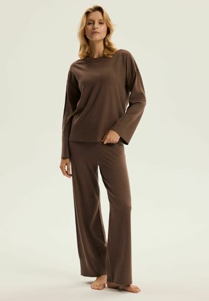 Braunes Strick-Loungewear-Set mit langärmeliger Oberteil und weit geschnittenen Hosen; weiche Textur und lockere Passform. Einfacher Rundhalsausschnitt und minimalistisches Design.