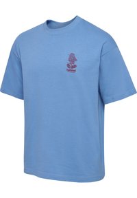 T-shirt en coton bleu à manches courtes, présentant un petit design graphique rouge d'un personnage de dessin animé et le nom de la marque "Hummel Sportswear."
