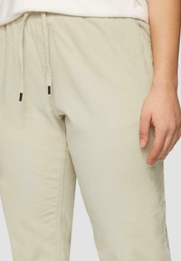 Helle beige, Baumwollmischung Hosen mit elastischem Bund und Kordelzug. Verfügt über seitliche Taschen und eine glatte Textur. Lässiges Design.